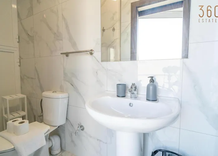 Appartement Spacious 1br With Comfortable Bed With Wifi & Ac *