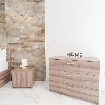 Spacious 1br With Comfortable Bed With Wifi & Ac דירה *