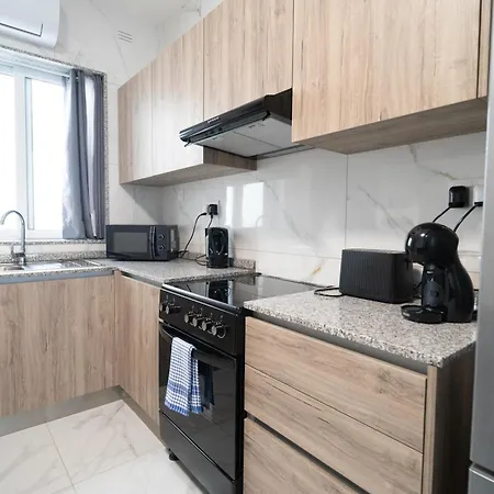 Spacious 1br With Comfortable Bed With Wifi & Ac *