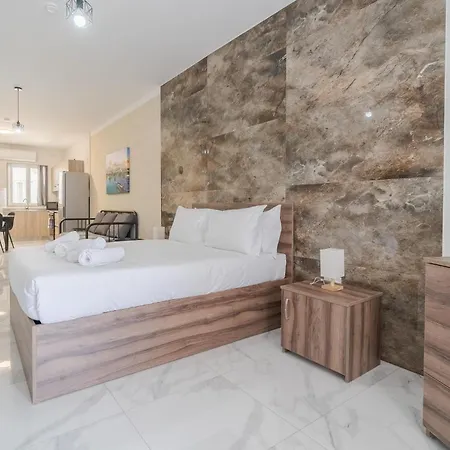 Spacious 1br With Comfortable Bed With Wifi & Ac דירה *