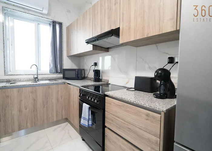 Spacious 1br With Comfortable Bed With Wifi & Ac *